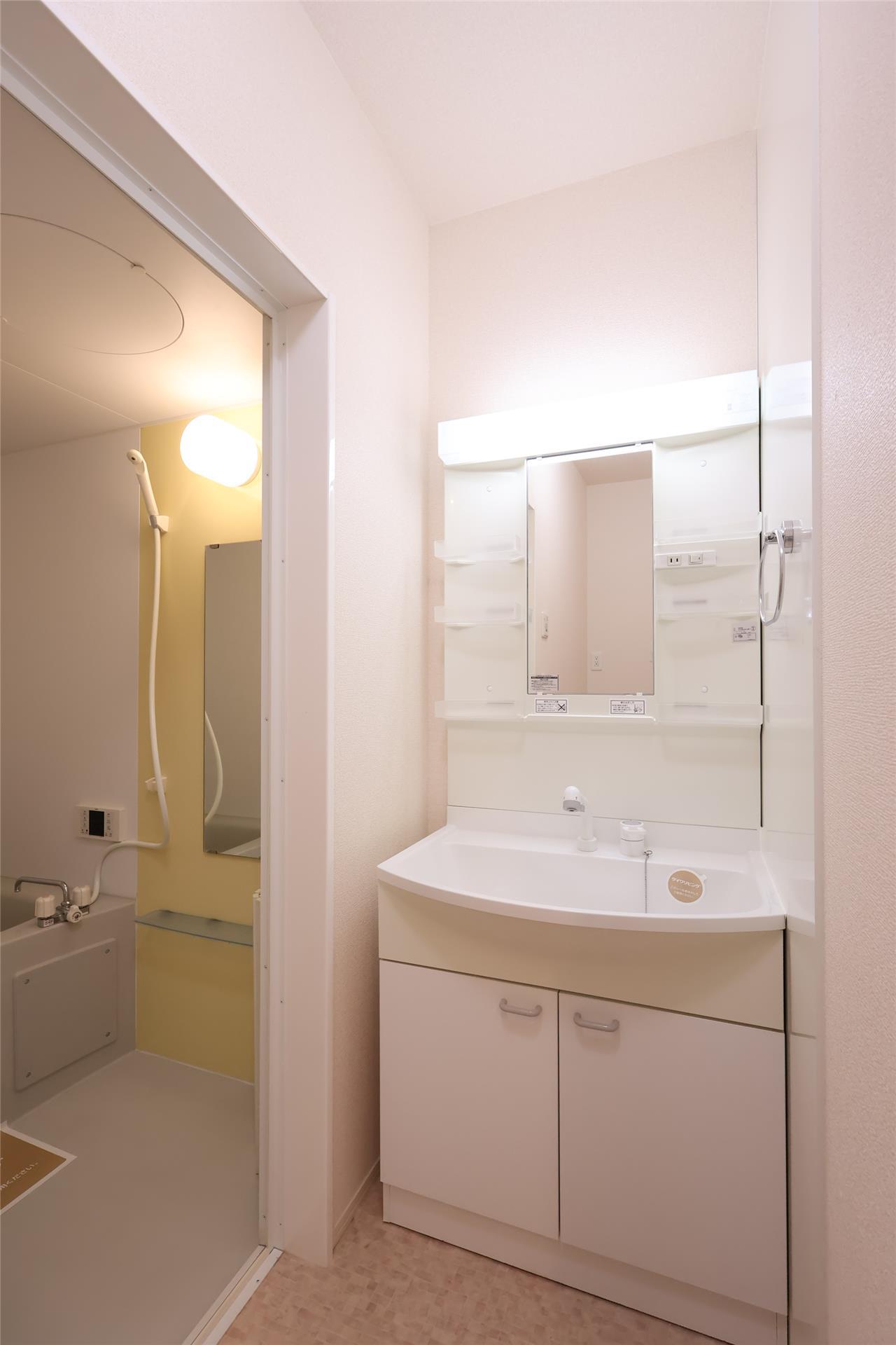 洗面設備　写真は反転タイプです