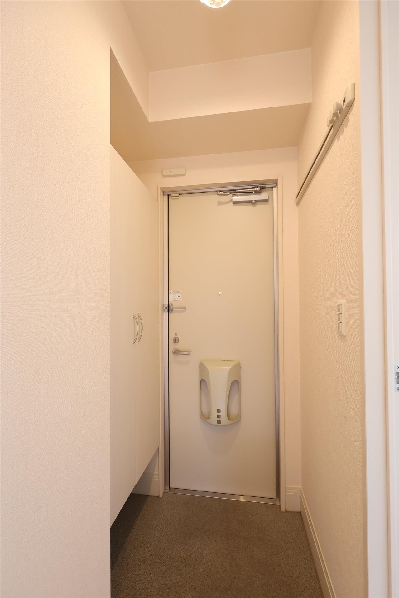 玄関　写真は反転タイプです