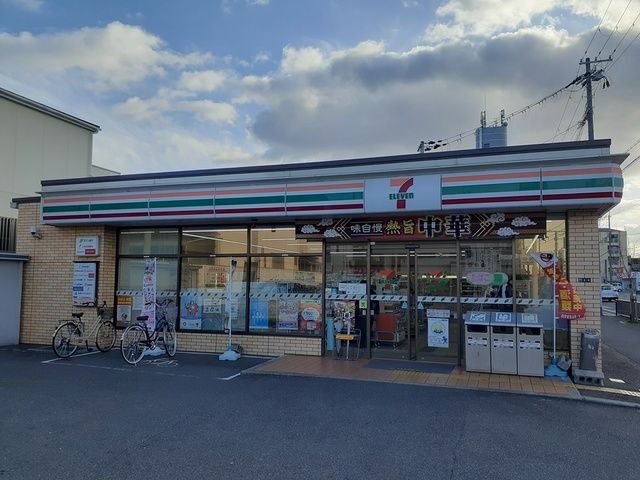 コンビニ　セブンイレブン様（コンビニ）まで220m