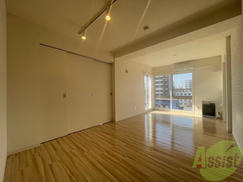 居室・リビング　白さが清潔感を出してくれます。お部屋も明るいですね。