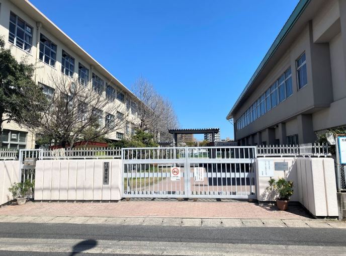 中学校　南中学校（中学校）まで674m