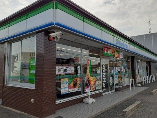 コンビニ　ファミリーマート（コンビニ）まで240m
