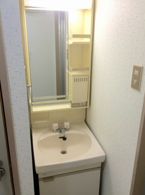 洗面設備　朝の支度にも助かる、独立の洗髪洗面化粧台