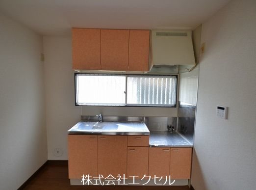 キッチン　窓付きの明るいキッチンです。