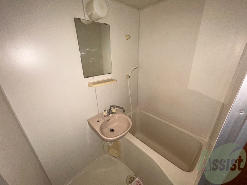 バス・シャワールーム　浴室はシンプル。一人暮らしにはちょうど良いサイズですね。