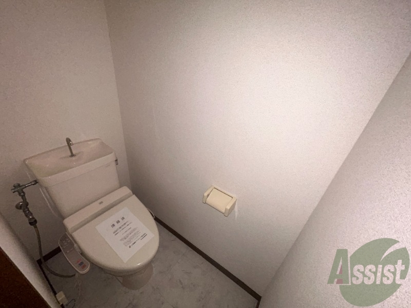 トイレ　トイレはシンプル。ウォシュレット機能付きです。