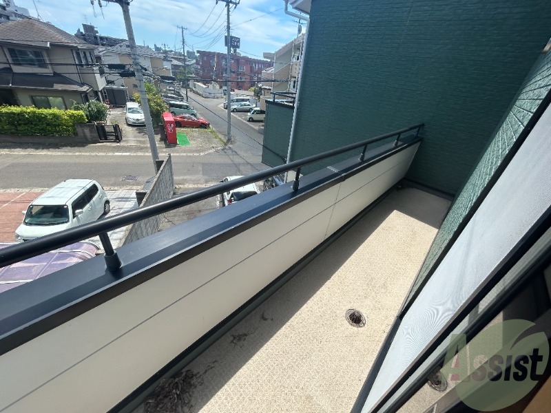 バルコニー　バルコニーは洗濯物を干すのに十分な広さがありますね。