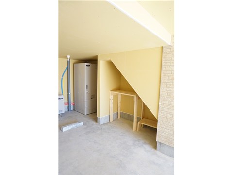 その他　駐車スペース階段下　　物置として利用できます