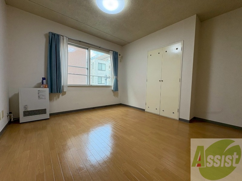 その他部屋・スペース　こちらのお部屋は光が差し込む、温かみのあるお部屋です。