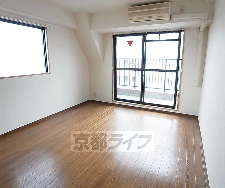 居室・リビング　広く明るい室内。