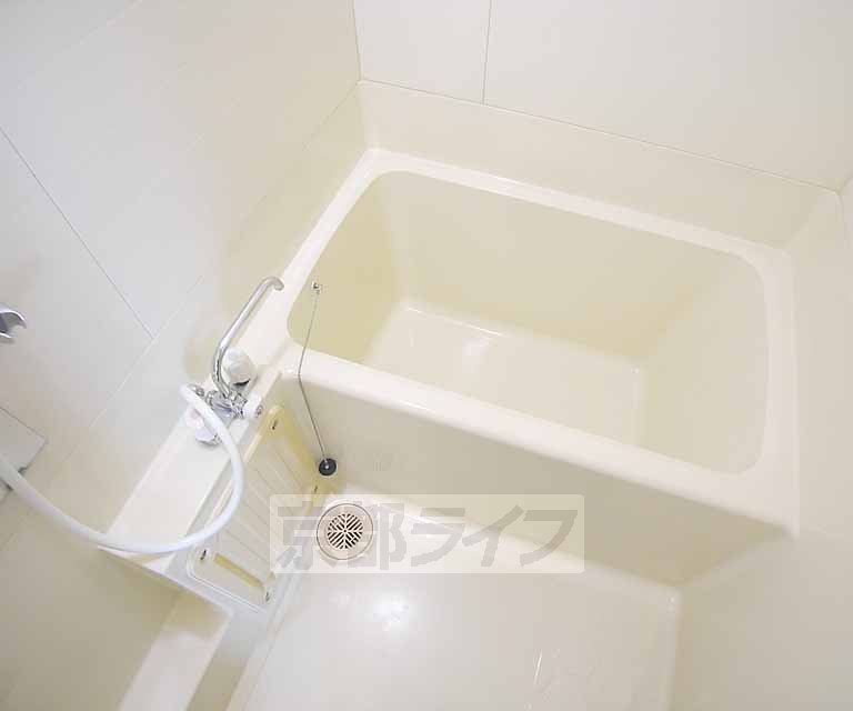 バス・シャワールーム　鏡の下にシャンプー棚もございます