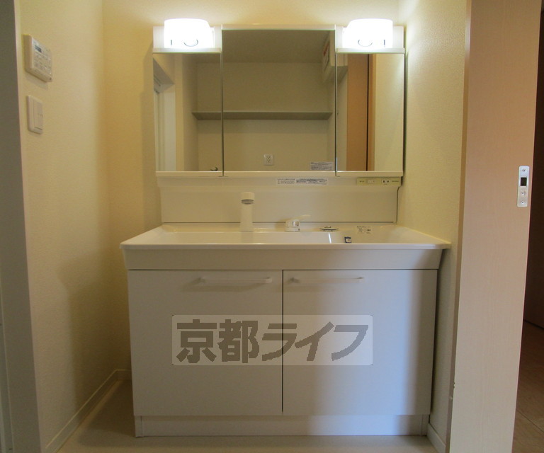 洗面設備　きれいな洗面台になります。