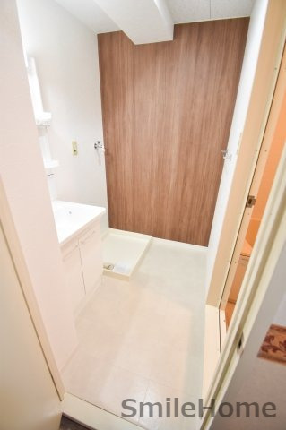 洗面設備　人気の独立洗面所にはうれしいシャンプードレッサー完備です。