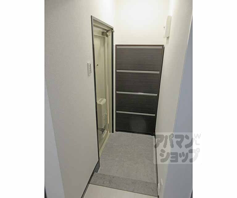 玄関　靴箱もある広い玄関です