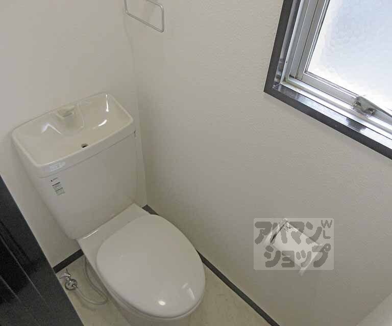 トイレ　小窓付きで明るいトイレですね