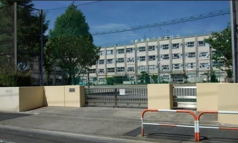 中学校　鹿浜中学校（中学校）まで827m