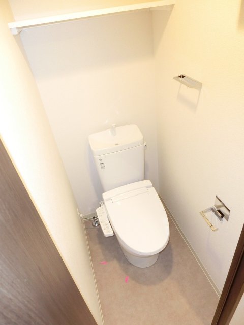 トイレ　同物件別号室の写真です。