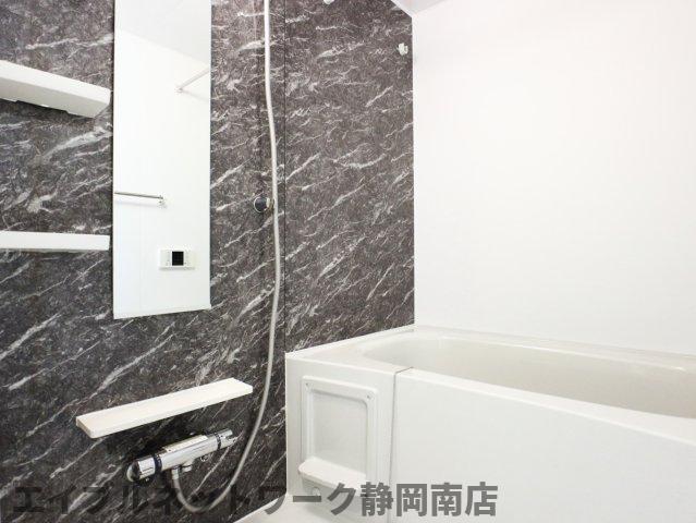 バス・シャワールーム　コンパクトで使いやすいお風呂です
