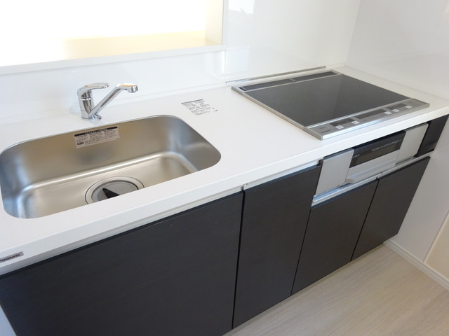 キッチン　対面式のシステムキッチン※同タイプ参考写真