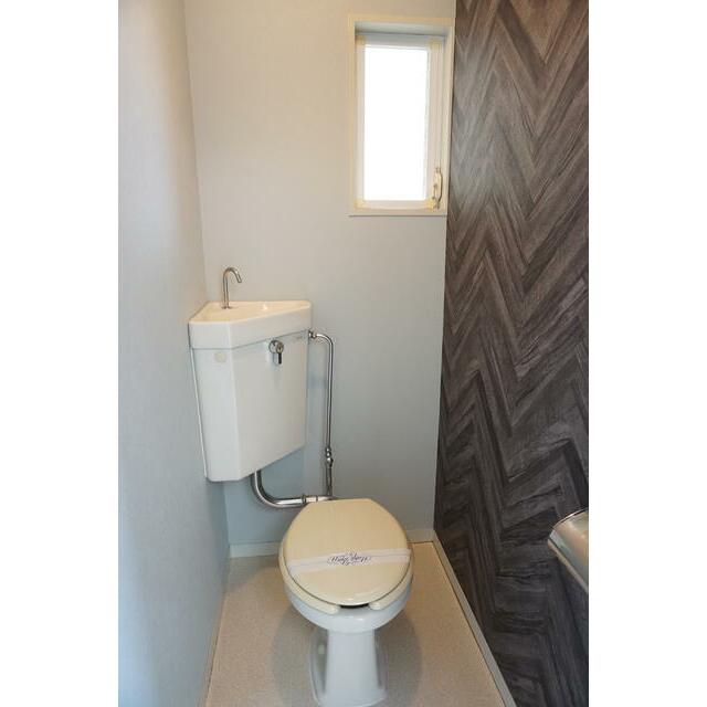 トイレ　トイレ独立　壁クロス張替えました♪淡い水色にウッド調のアクセ