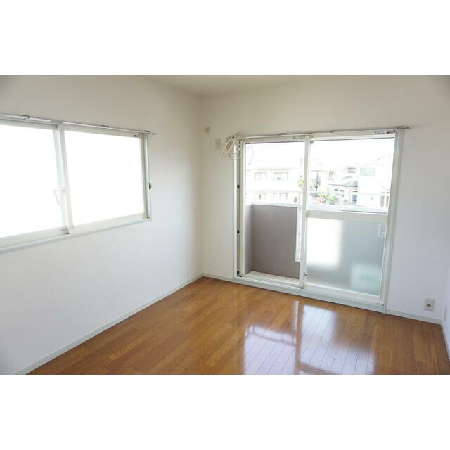 居室・リビング　２Ｆ・角部屋・洋室６帖・防音工事済のお部屋　壁クロス張替えま