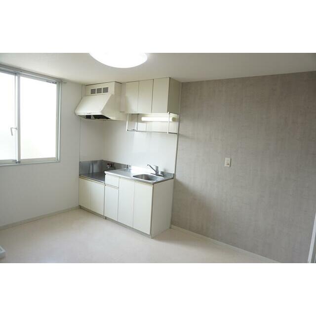 キッチン　ダイニングキッチンは６帖・エアコン付いてます　壁クロス張替え