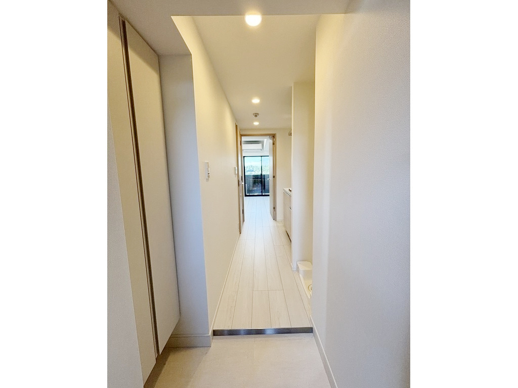 玄関　明るい色調の室内です