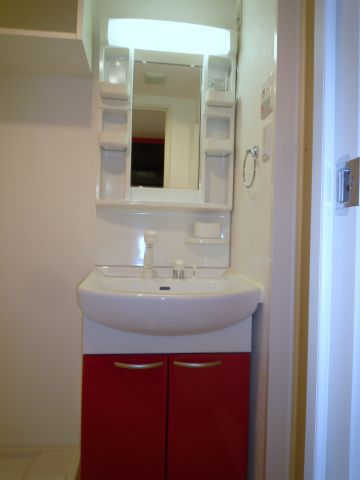 洗面設備　スペースが確保できる洗面所です（建具の色は要確認）