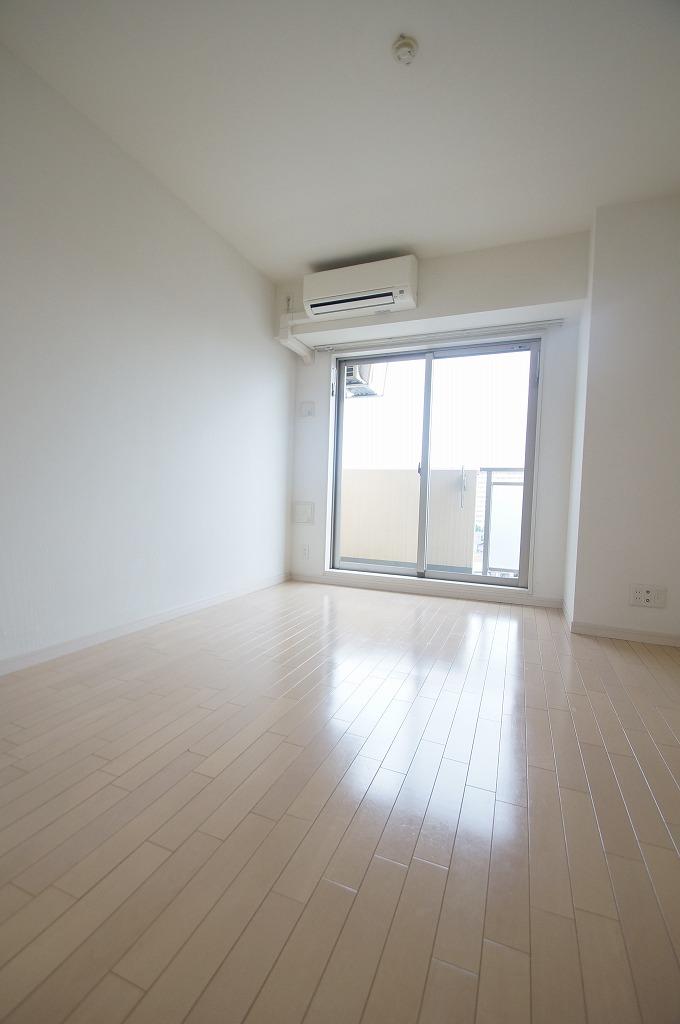 居室・リビング　落ち着いた色合いの床材を使用した居住空間