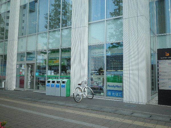 コンビニ　ファミリーマート宇都宮駅東口店（コンビニ）まで727m