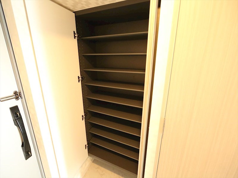 玄関　玄関　シューズボックス付（収納充実してます）