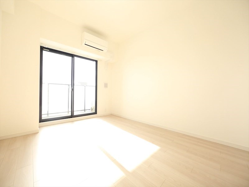 バルコニー　洋室8.5帖　エアコン完備　クローゼット付　バルコニー