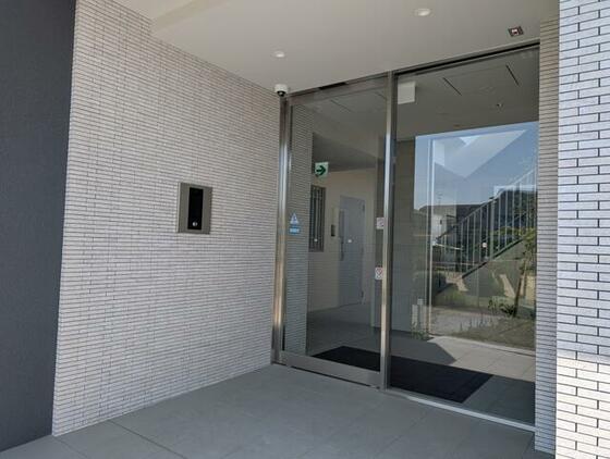 エントランス　オートロック・防犯カメラ付き