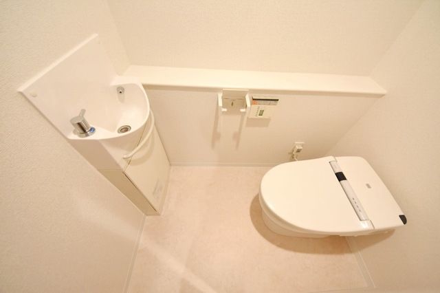 トイレ　落ち着いた色調のトイレです