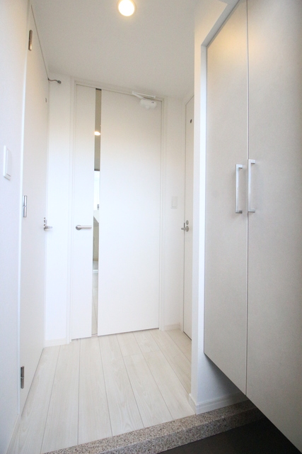 玄関　８０４号室モデルルーム写真※お部屋によって色味が異なる場合が