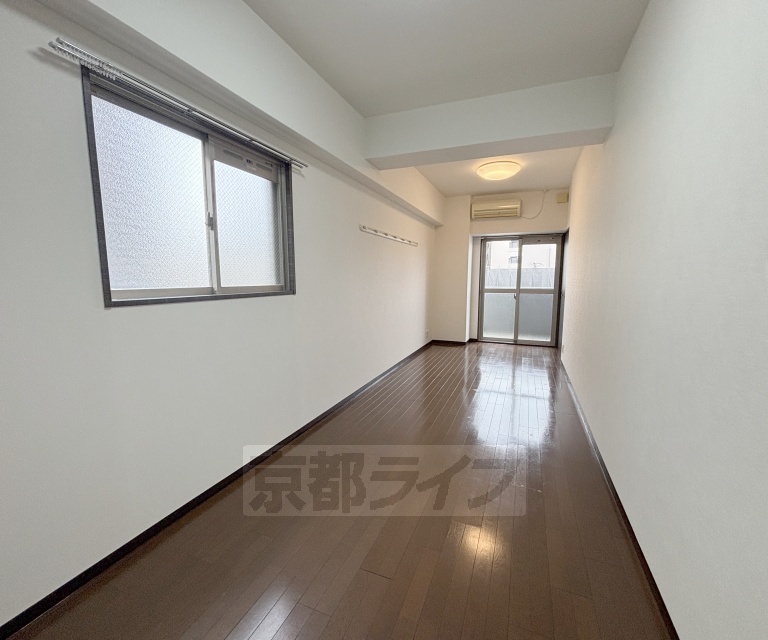 居室・リビング　広い洋室。