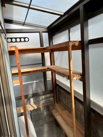 バルコニー　テラスには光が差し、屋根もあるので洗濯物干しに最適