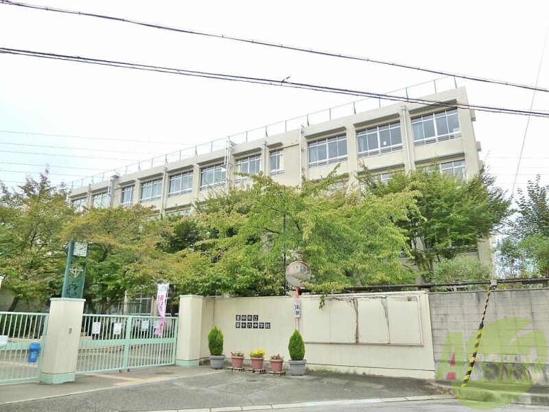 中学校　十六中学校（中学校）まで585m