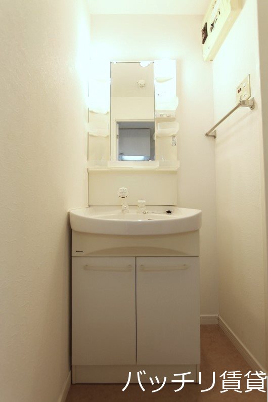 洗面設備　別号室タイプの為、現状を優先いたします