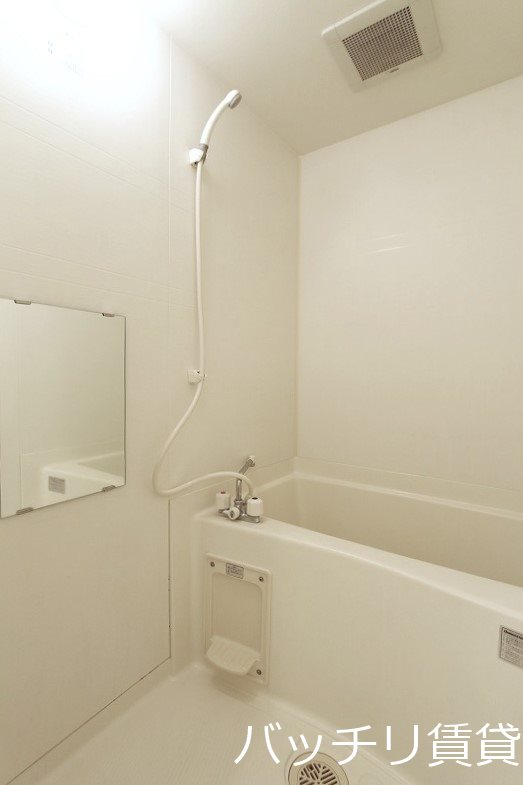バス・シャワールーム　別号室タイプの為、現状を優先いたします