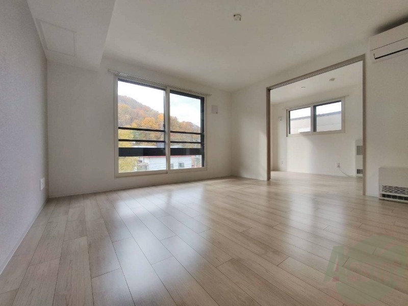 居室・リビング　広々としたリビングですね。使い勝手がよさそうですね！