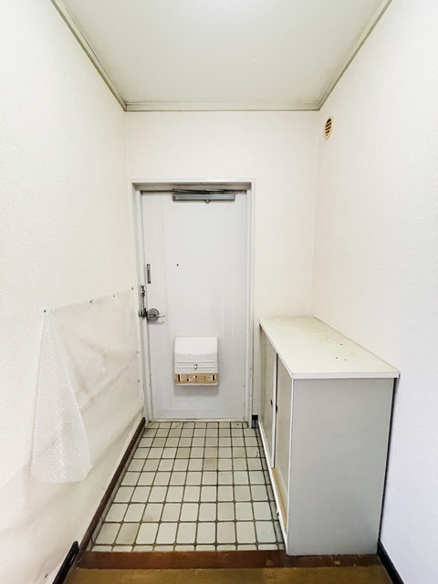 玄関　清掃前の写真です