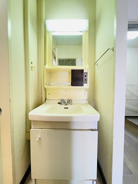 洗面設備　清掃前の写真です