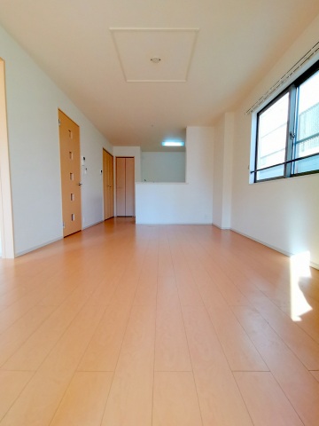 居室・リビング　南向き2面彩光で明るいリビング