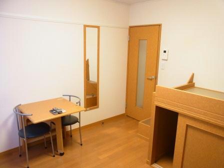 居室・リビング　テーブルは折りたたむこともできます