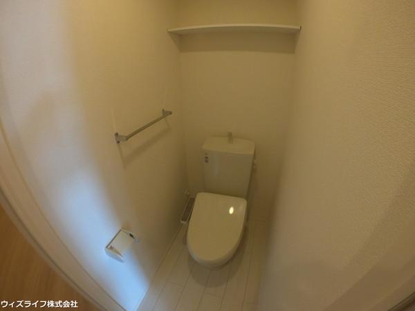 トイレ　写真は同タイプの別のお部屋のものです。