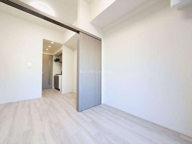 居室・リビング　DK6.4帖　洋室3.7帖　エアコン付　収納充実しています