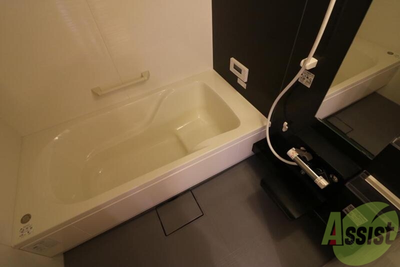 バス・シャワールーム　ゆったり使えるお風呂ですよ。