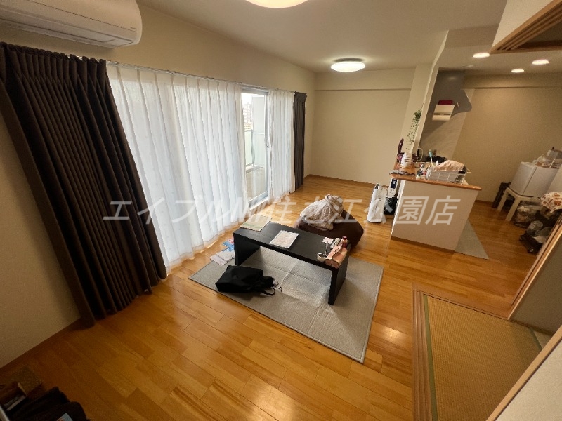 居室・リビング　リビングは南向きで明るいです