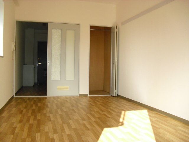 居室・リビング　同物件別号室